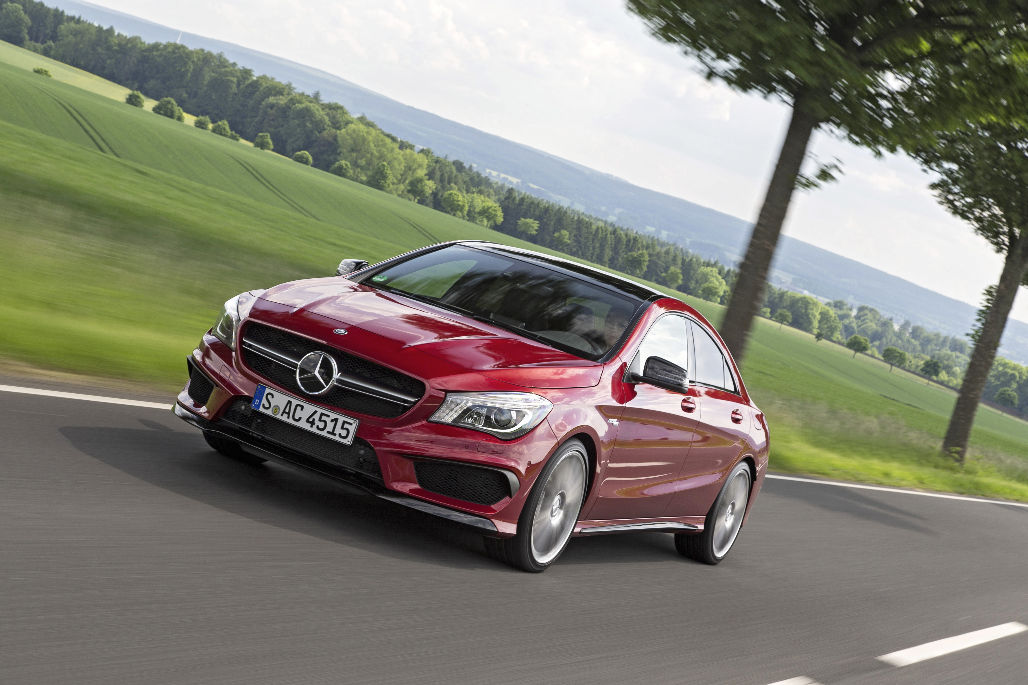 Nu de 2,0 liter turbomotor van de Mercedes-AMG A 45 een krachtkuur heeft gekregen, kunnen de GLA en CLA natuurlijk niet achterblijven. Voortaan leveren de sportieve topversies ook 381 pk en 475 Nm.