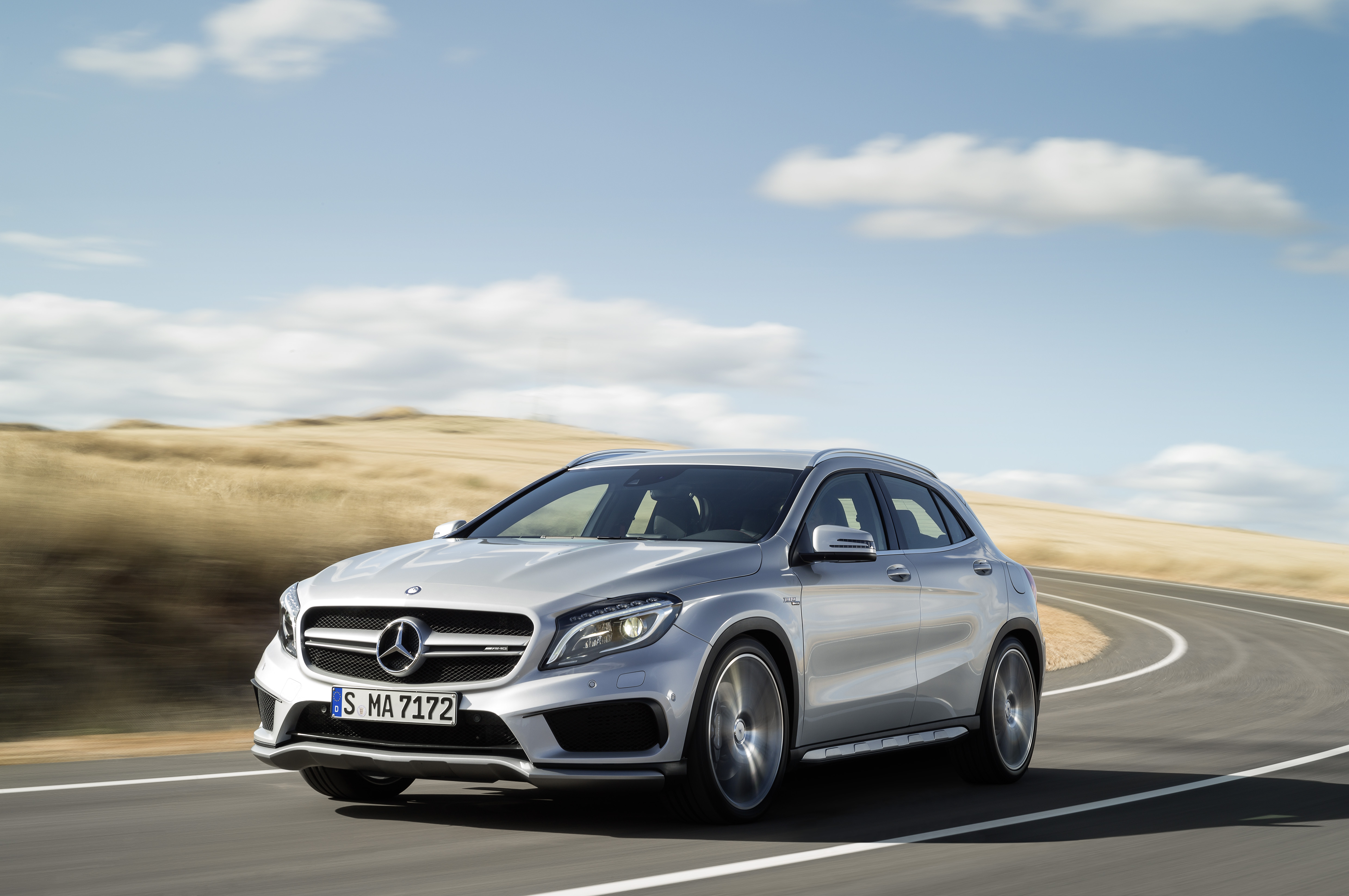 Nu de 2,0 liter turbomotor van de Mercedes-AMG A 45 een krachtkuur heeft gekregen, kunnen de GLA en CLA natuurlijk niet achterblijven. Voortaan leveren de sportieve topversies ook 381 pk en 475 Nm.