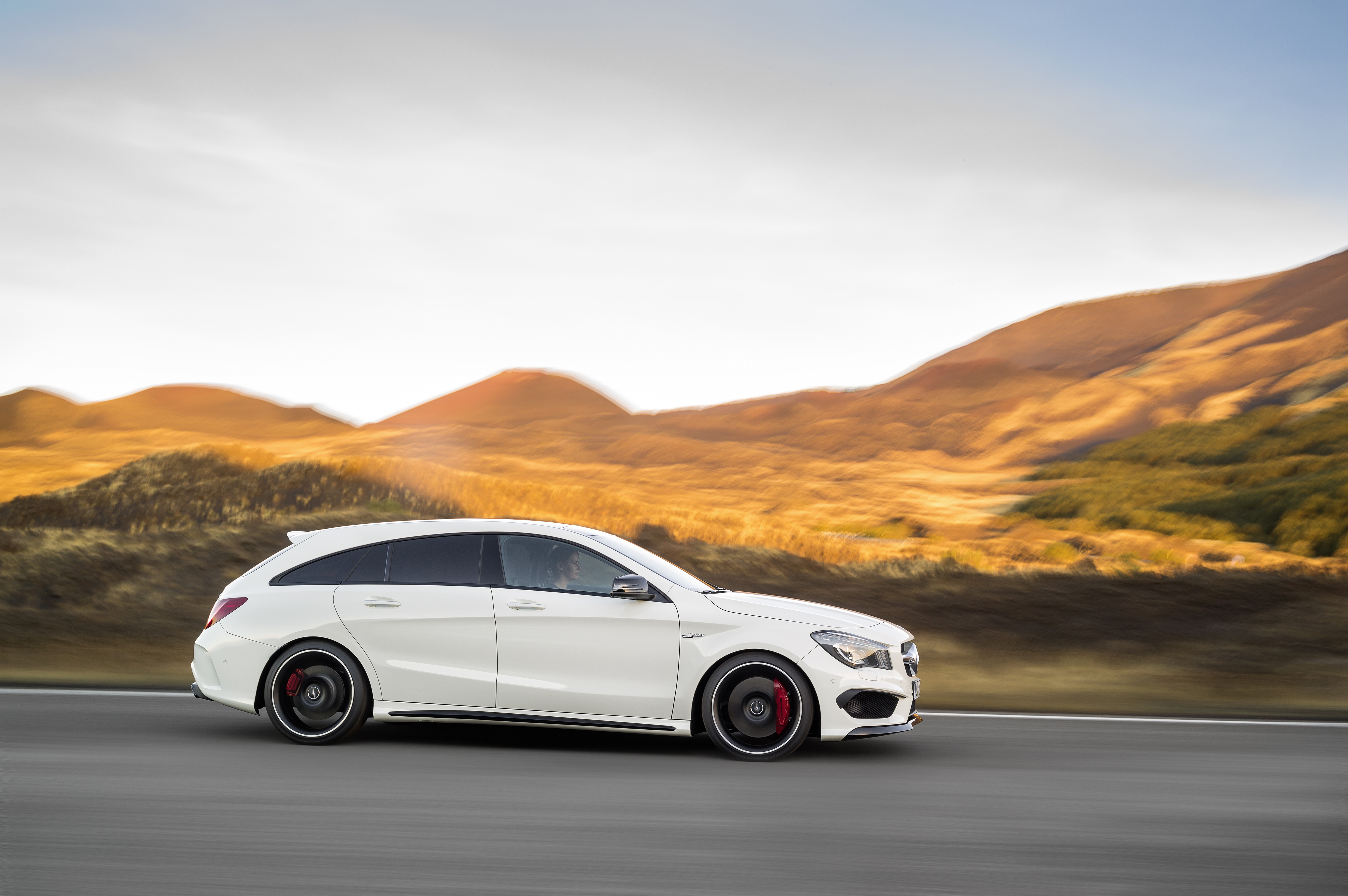 Nu de 2,0 liter turbomotor van de Mercedes-AMG A 45 een krachtkuur heeft gekregen, kunnen de GLA en CLA natuurlijk niet achterblijven. Voortaan leveren de sportieve topversies ook 381 pk en 475 Nm.