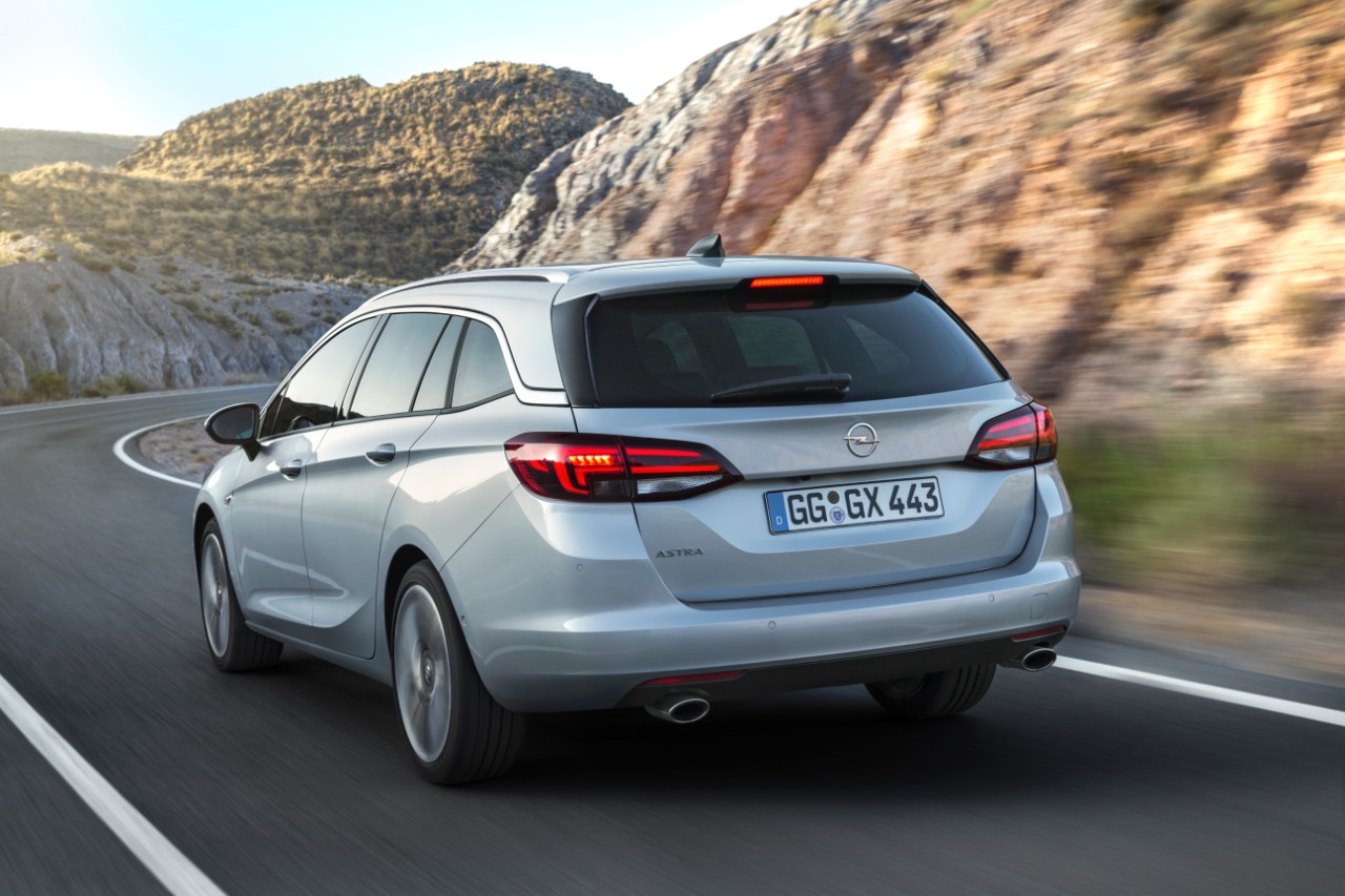 Opel Astra ook als Sports Tourer naar IAA Frankfurt. De Astra stationwagon is eind 2015 bestelbaar voor prijzen vanaf circa 21 mille.