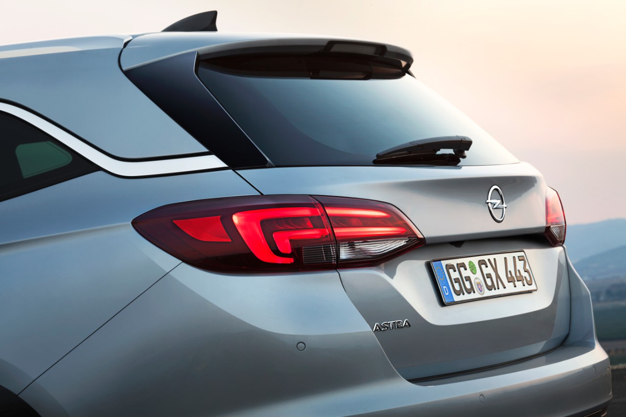 Opel Astra ook als Sports Tourer naar IAA Frankfurt. De Astra stationwagon is eind 2015 bestelbaar voor prijzen vanaf circa 21 mille.