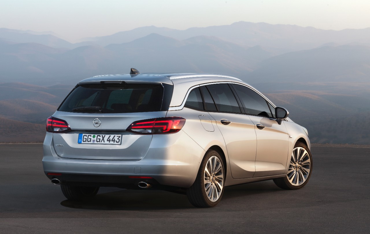 Opel Astra ook als Sports Tourer naar IAA Frankfurt. De Astra stationwagon is eind 2015 bestelbaar voor prijzen vanaf circa 21 mille.