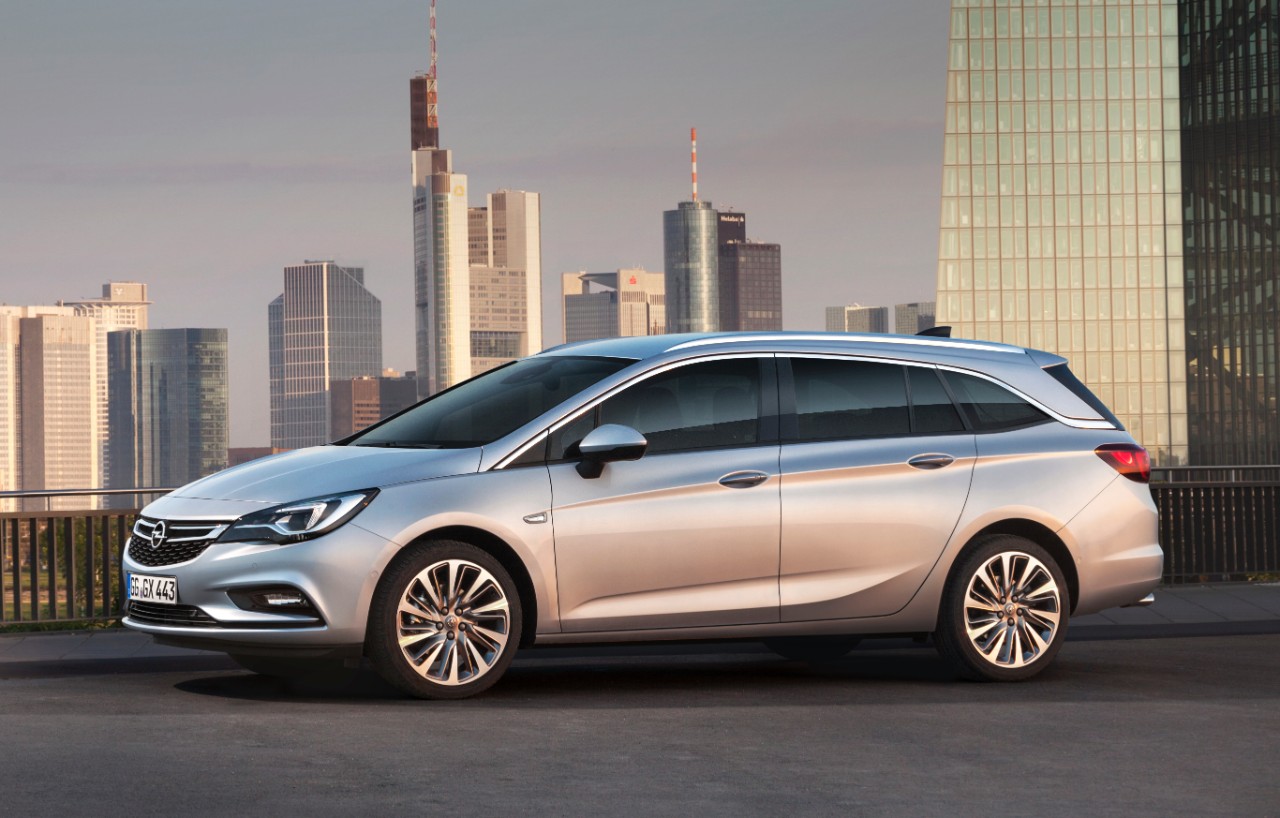 Opel Astra ook als Sports Tourer naar IAA Frankfurt. De Astra stationwagon is eind 2015 bestelbaar voor prijzen vanaf circa 21 mille.