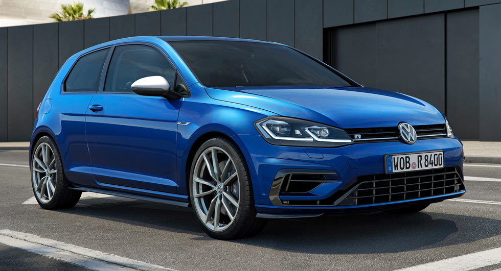 Na alle andere uitvoeringen heeft nu ook de Golf R zijn bijgewerkte front gekregen. Net als bij de andere modellen heeft ook de vernieuwde R enkele onderhuidse wijzigingen, waaronder meer pks.