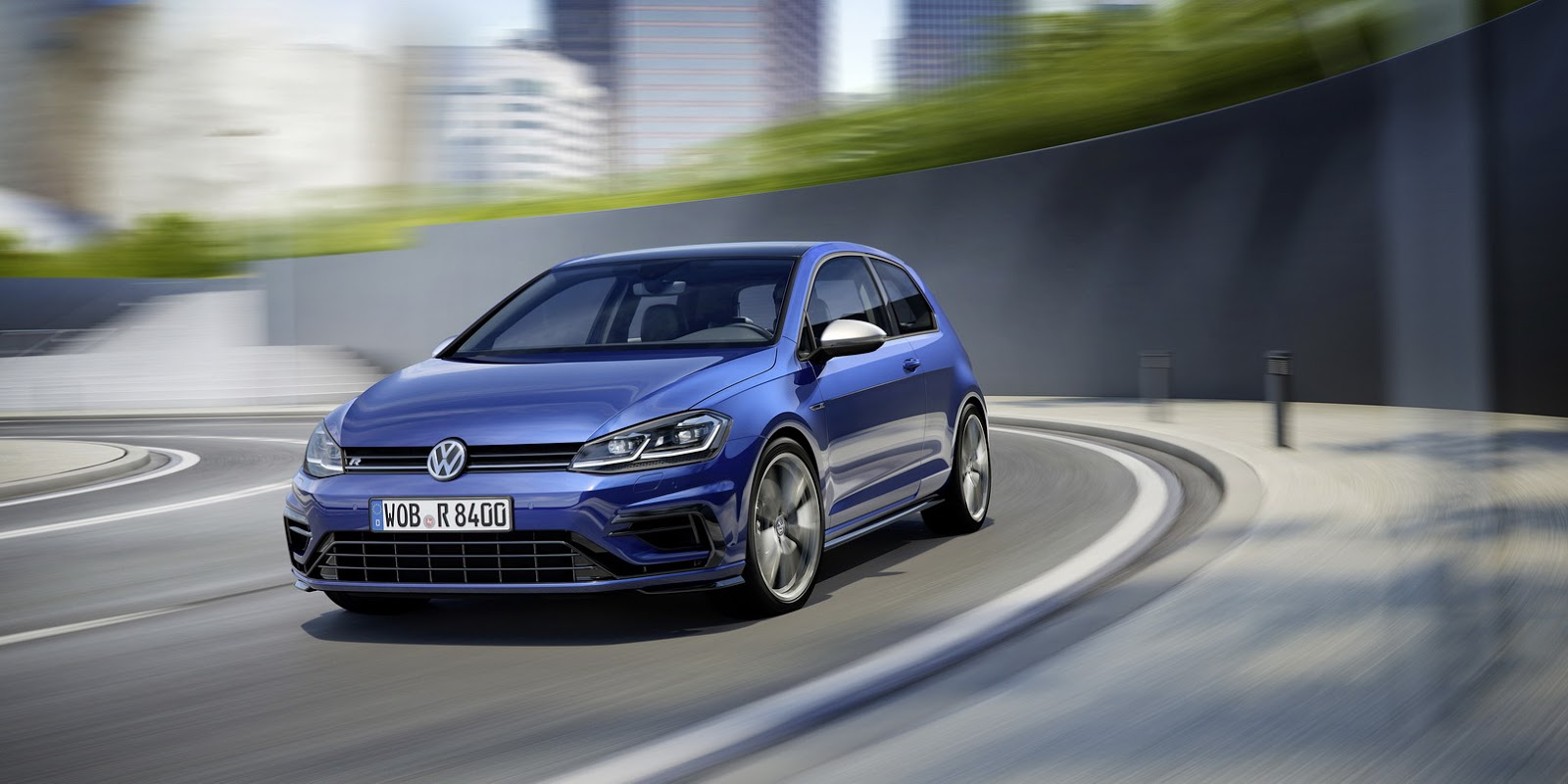Na alle andere uitvoeringen heeft nu ook de Golf R zijn bijgewerkte front gekregen. Net als bij de andere modellen heeft ook de vernieuwde R enkele onderhuidse wijzigingen, waaronder meer pks.