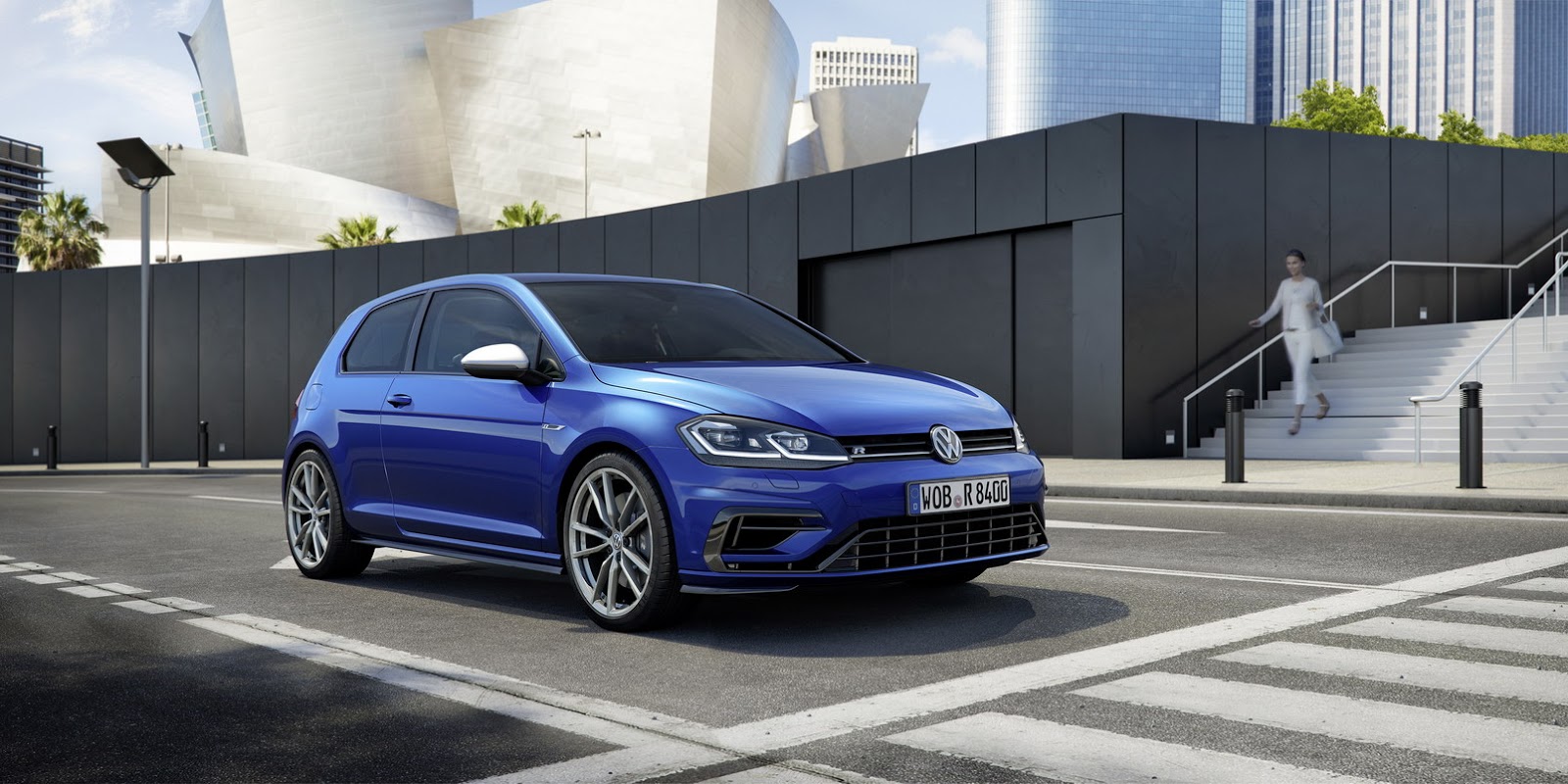 Na alle andere uitvoeringen heeft nu ook de Golf R zijn bijgewerkte front gekregen. Net als bij de andere modellen heeft ook de vernieuwde R enkele onderhuidse wijzigingen, waaronder meer pks.