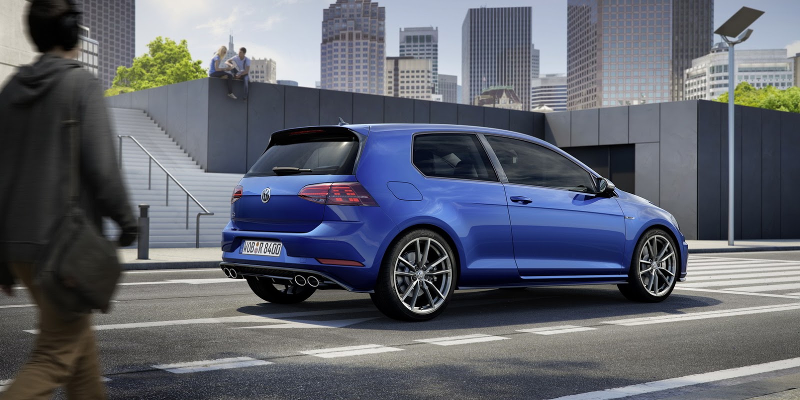 Na alle andere uitvoeringen heeft nu ook de Golf R zijn bijgewerkte front gekregen. Net als bij de andere modellen heeft ook de vernieuwde R enkele onderhuidse wijzigingen, waaronder meer pks.