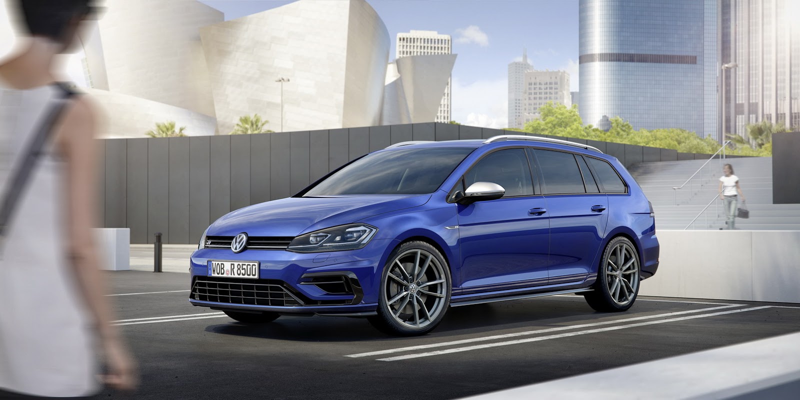 Na alle andere uitvoeringen heeft nu ook de Golf R zijn bijgewerkte front gekregen. Net als bij de andere modellen heeft ook de vernieuwde R enkele onderhuidse wijzigingen, waaronder meer pks.