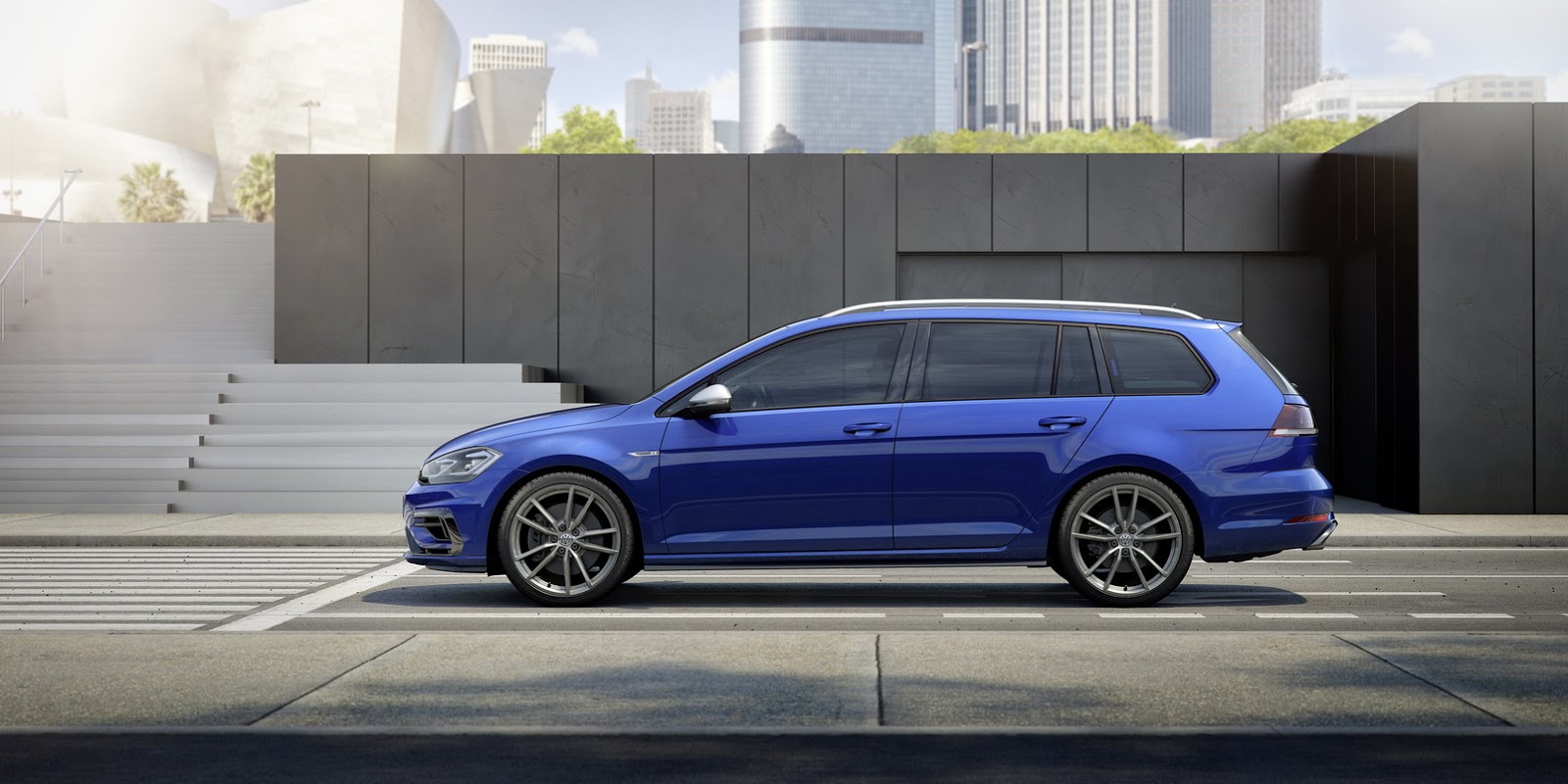 Na alle andere uitvoeringen heeft nu ook de Golf R zijn bijgewerkte front gekregen. Net als bij de andere modellen heeft ook de vernieuwde R enkele onderhuidse wijzigingen, waaronder meer pks.