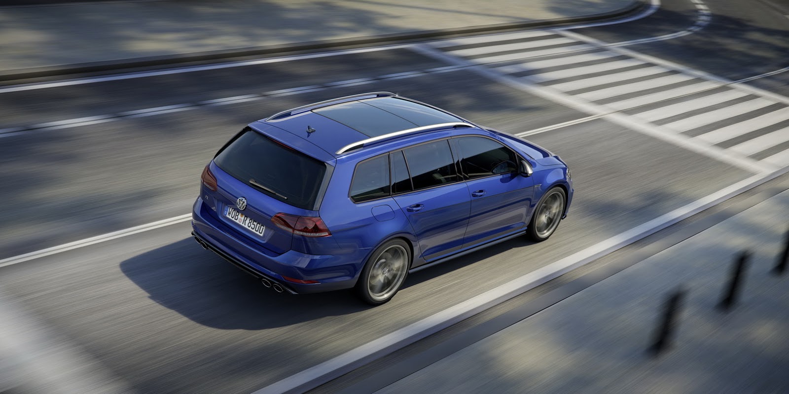 Na alle andere uitvoeringen heeft nu ook de Golf R zijn bijgewerkte front gekregen. Net als bij de andere modellen heeft ook de vernieuwde R enkele onderhuidse wijzigingen, waaronder meer pks.