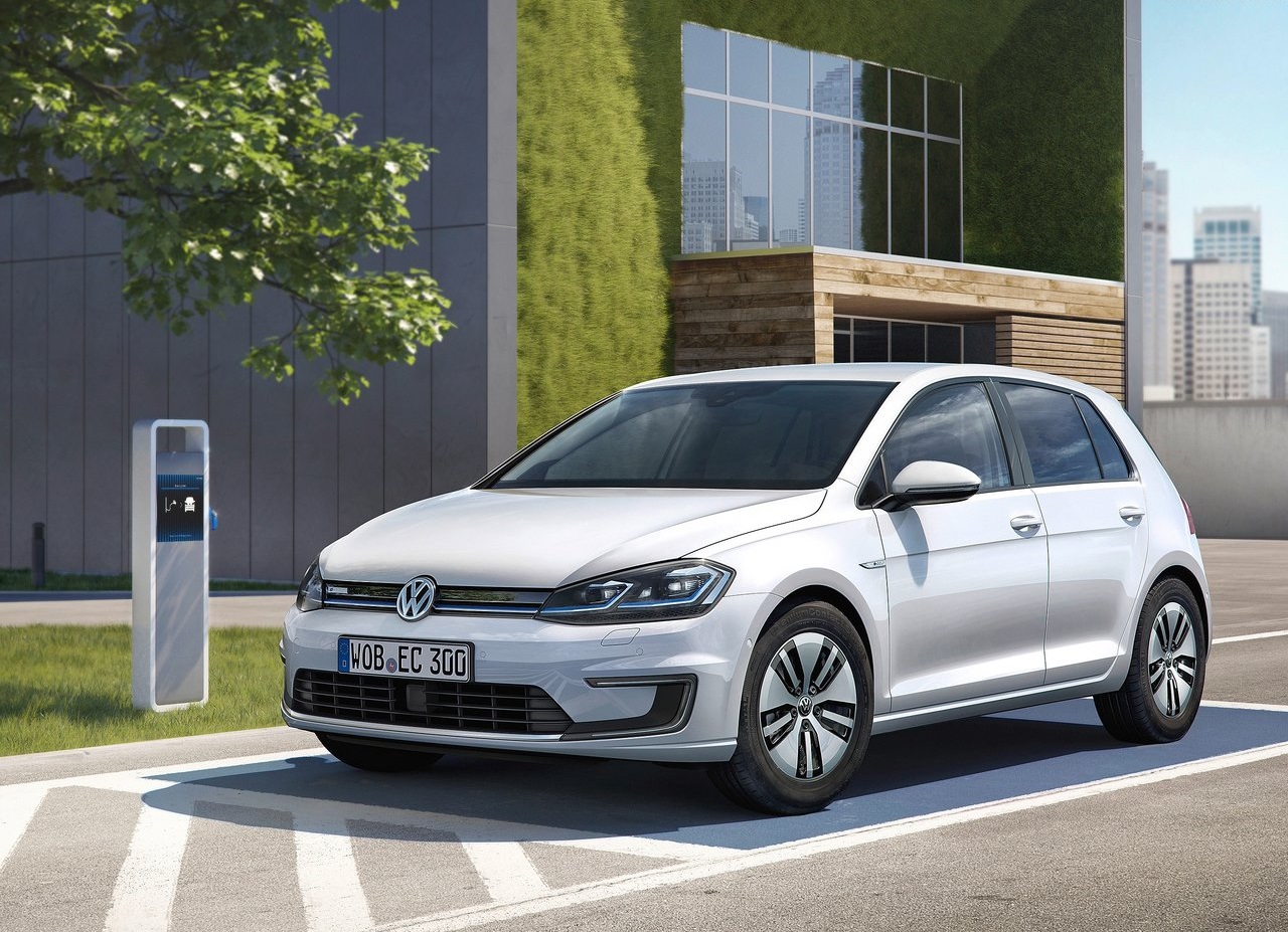 Vorige week werd de facelift van de Volkswagen Golf onthuld, maar voor de e-Golf moesten we nog even geduld hebben. We wisten al dat ie verder kwam op n accu, maar nu weten we meer...