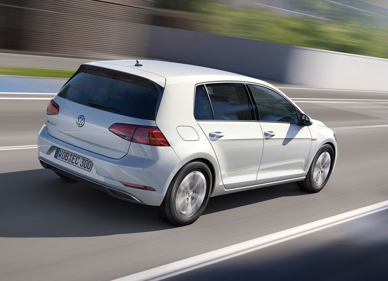 Vorige week werd de facelift van de Volkswagen Golf onthuld, maar voor de e-Golf moesten we nog even geduld hebben. We wisten al dat ie verder kwam op n accu, maar nu weten we meer...