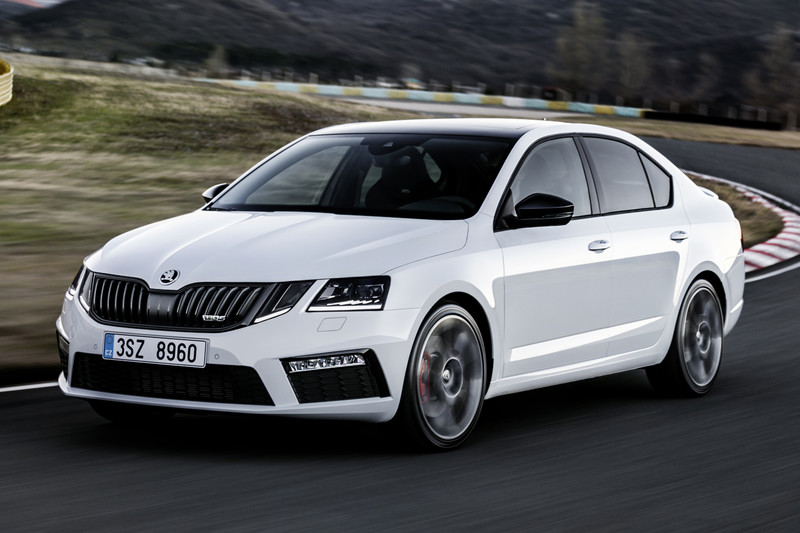 De gefacelifte Skoda Octavia maakt binnenkort zijn weg naar de dealers. Na de gewone variant, is het nu de beurt aan de RS om onthuld te worden. Ook bij de RS blijven de wijzigingen niet puur visueel