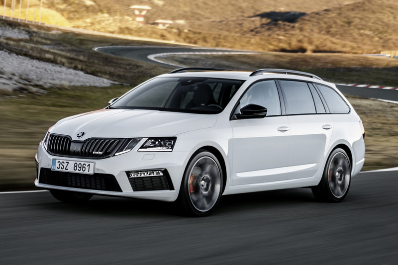 De gefacelifte Skoda Octavia maakt binnenkort zijn weg naar de dealers. Na de gewone variant, is het nu de beurt aan de RS om onthuld te worden. Ook bij de RS blijven de wijzigingen niet puur visueel