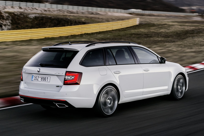 De gefacelifte Skoda Octavia maakt binnenkort zijn weg naar de dealers. Na de gewone variant, is het nu de beurt aan de RS om onthuld te worden. Ook bij de RS blijven de wijzigingen niet puur visueel