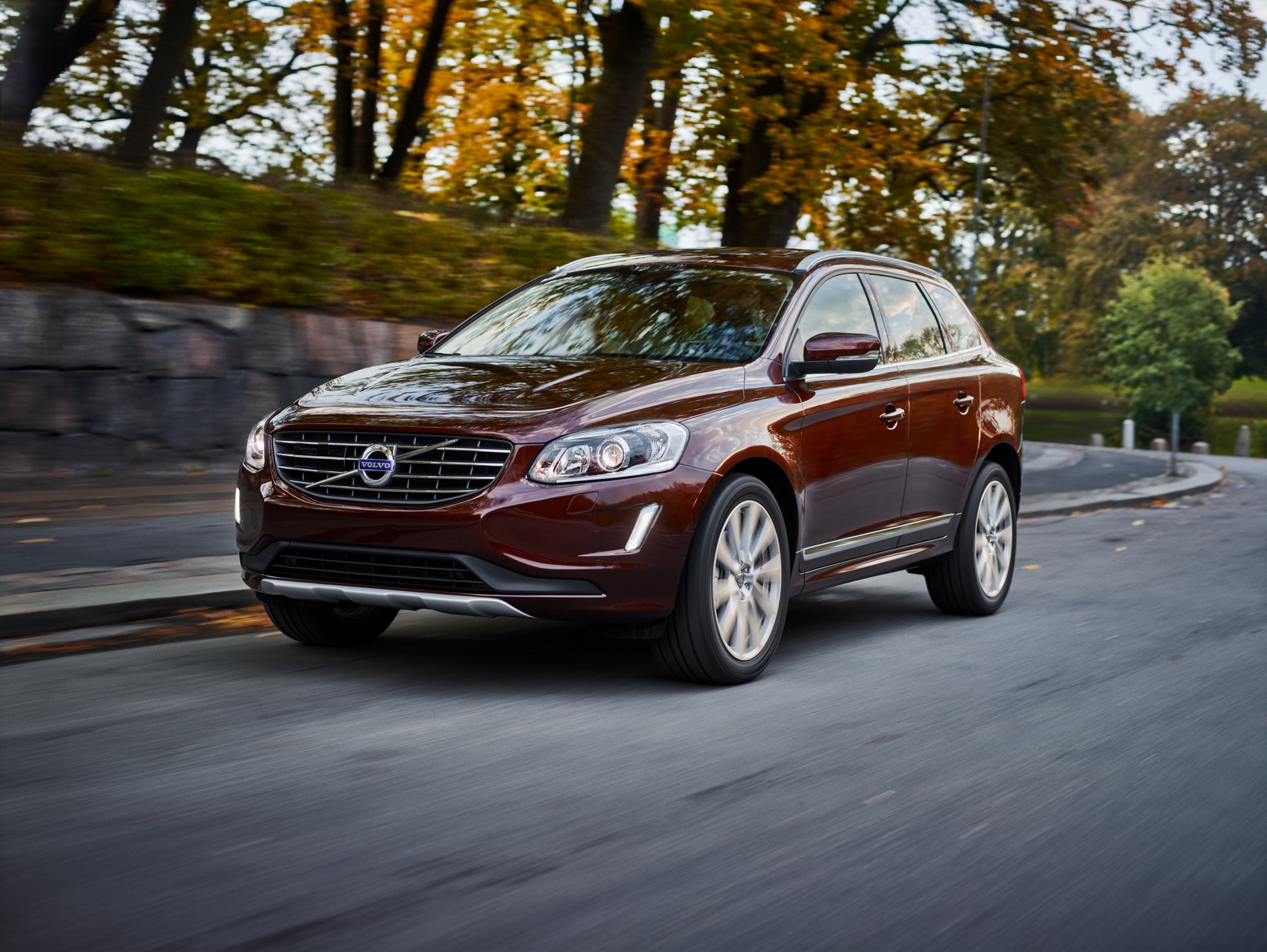 Volvo introduceert 1.5 en 2.0 liter T3 benzinemotor en versterkt het gamma met nieuwe T4 voor de S60 en V60. De vijfcilinder D5 wordt omgeruild voor een viercilinder 2.0 D5 met 225 pk.