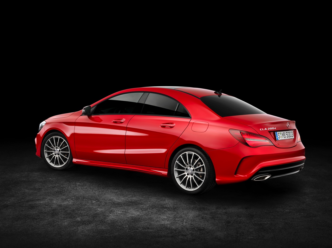De facelift van de Mercedes CLA die zijn debuut beleeft op de New York International Auto Show is meer een update voor het in- en exterieur, met de komst van een nieuwe 180d diesel.