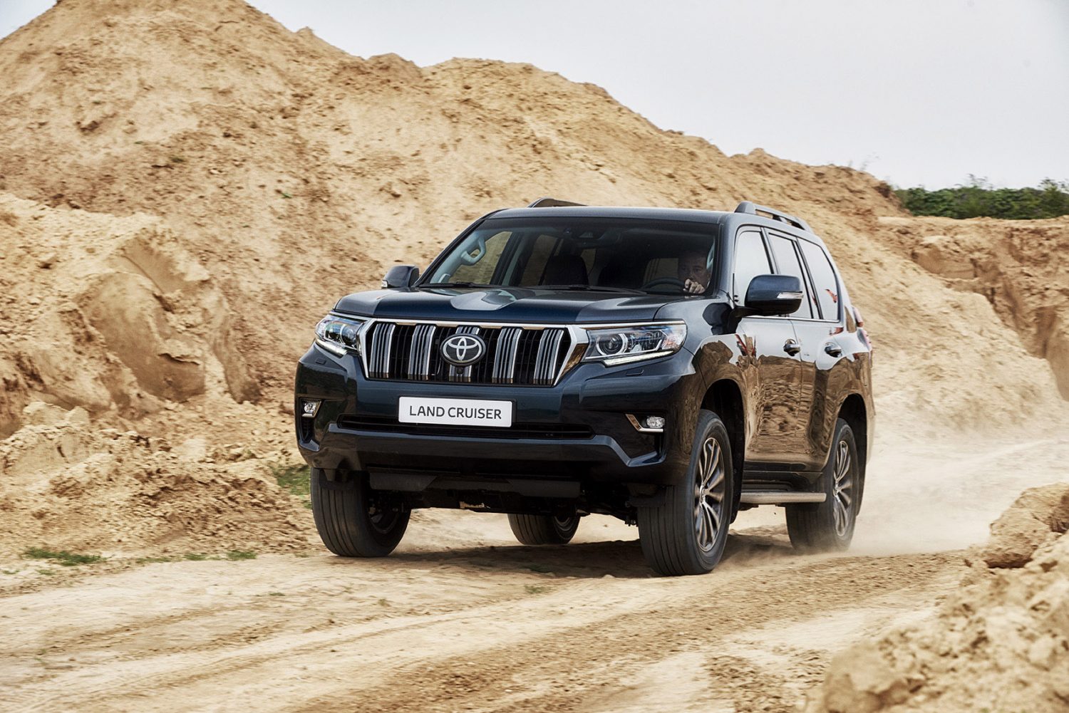 Toyota geeft de nieuwe generatie Land Cruiser prijzen. Het model komt er als drie- en vijfdeurs op geel en grijs kenteken.