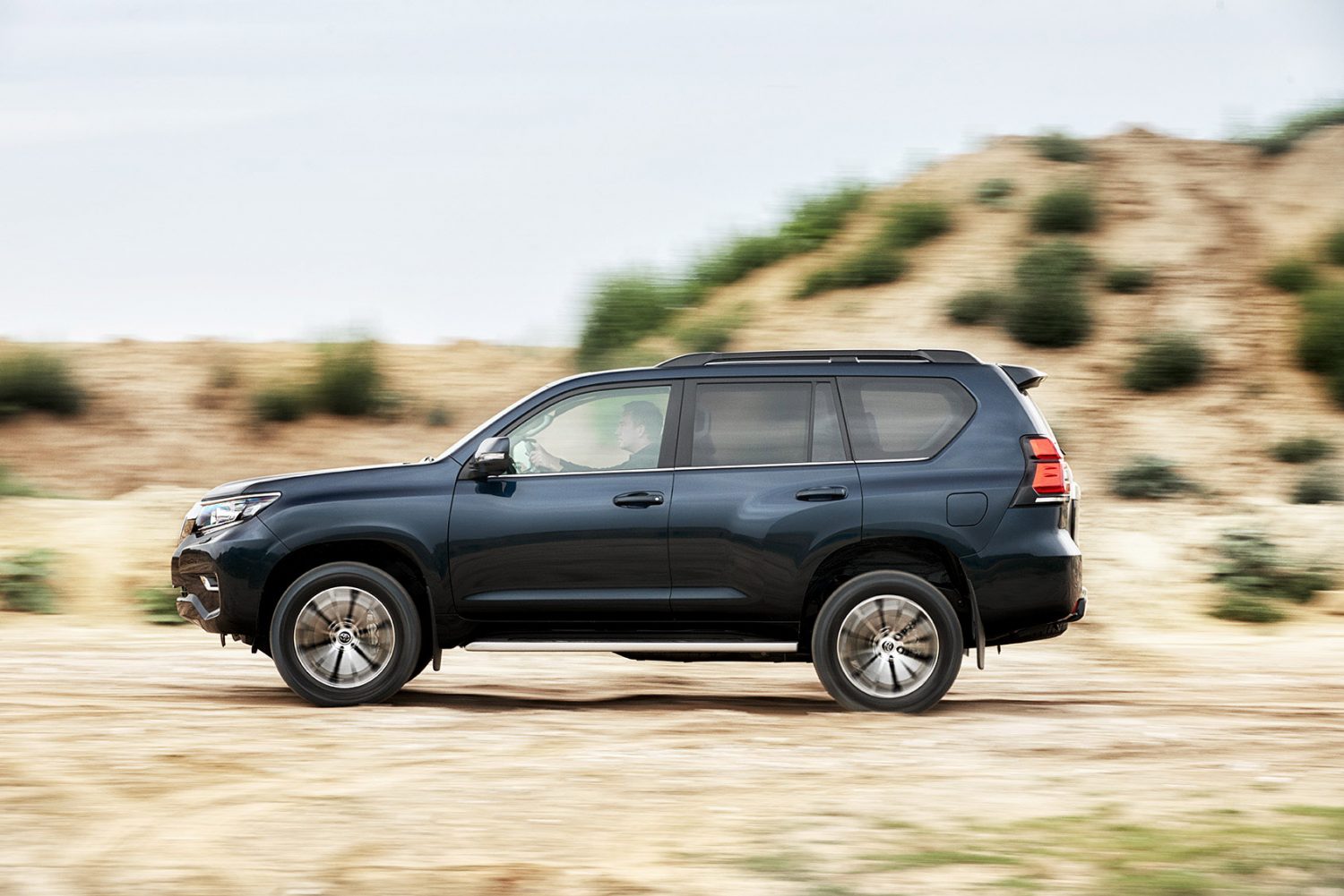 Toyota geeft de nieuwe generatie Land Cruiser prijzen. Het model komt er als drie- en vijfdeurs op geel en grijs kenteken.
