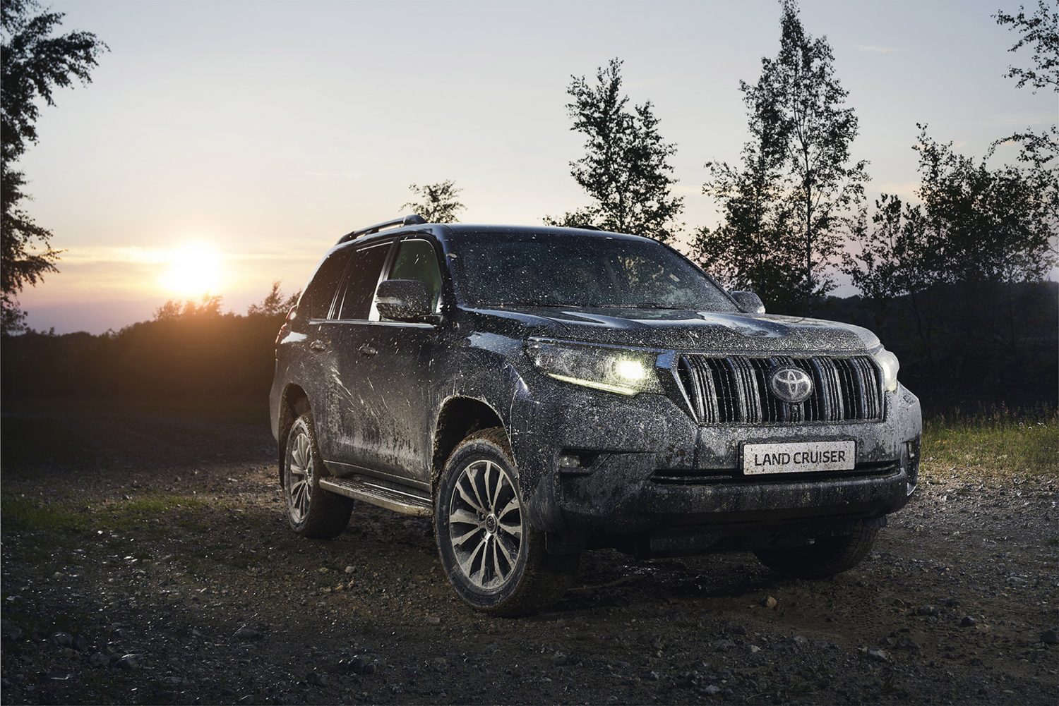 Toyota geeft de nieuwe generatie Land Cruiser prijzen. Het model komt er als drie- en vijfdeurs op geel en grijs kenteken.