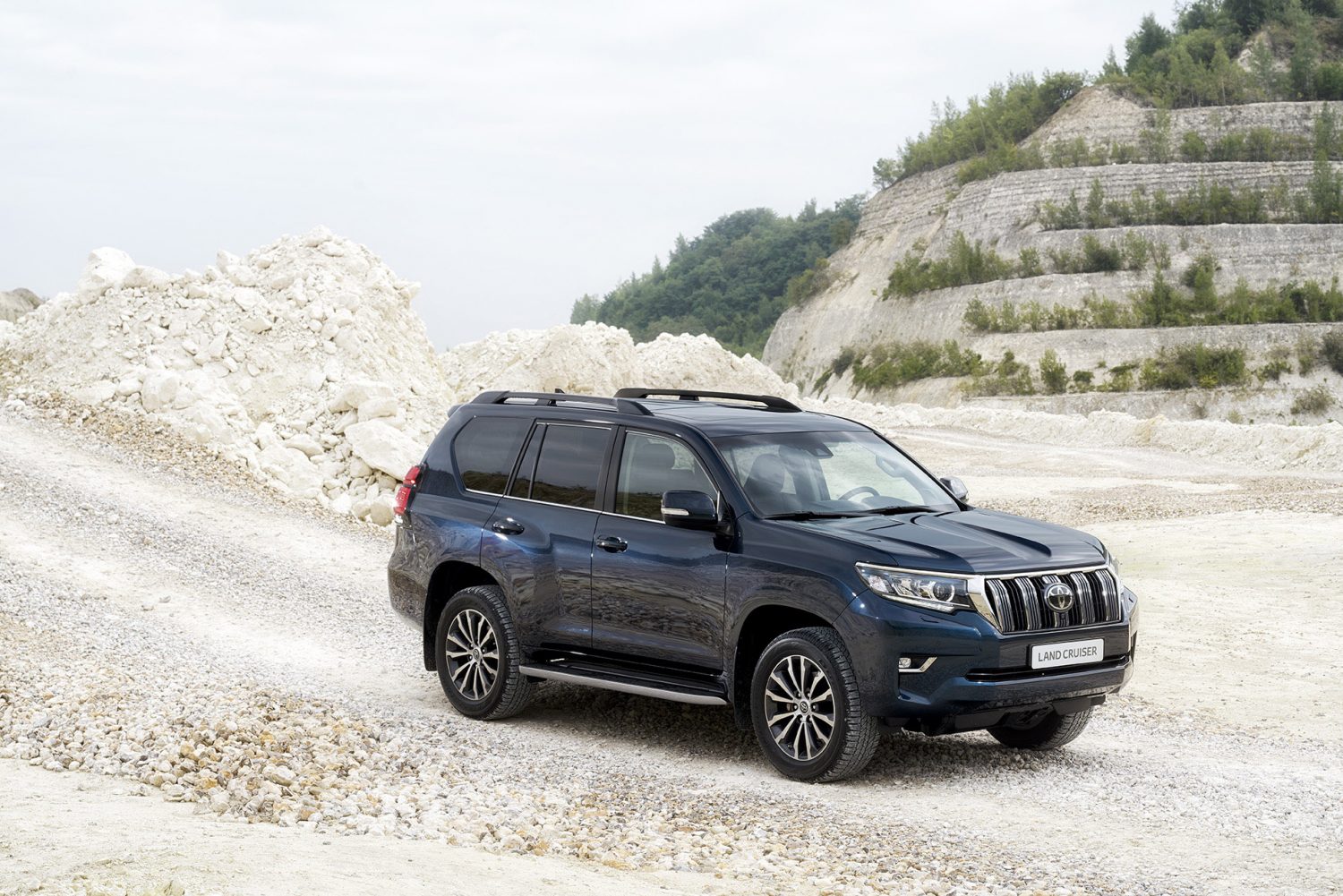 Toyota geeft de nieuwe generatie Land Cruiser prijzen. Het model komt er als drie- en vijfdeurs op geel en grijs kenteken.