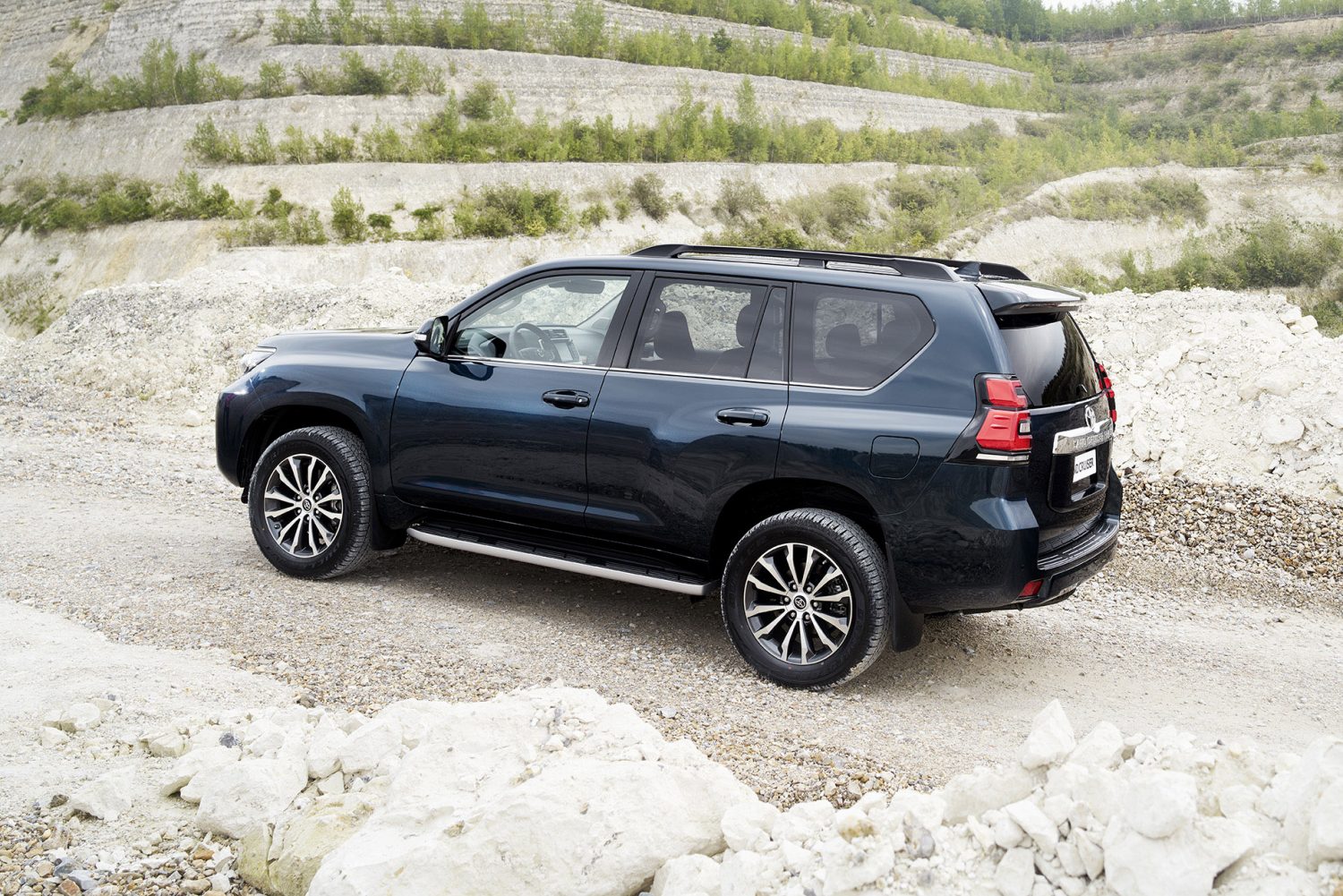 Toyota geeft de nieuwe generatie Land Cruiser prijzen. Het model komt er als drie- en vijfdeurs op geel en grijs kenteken.
