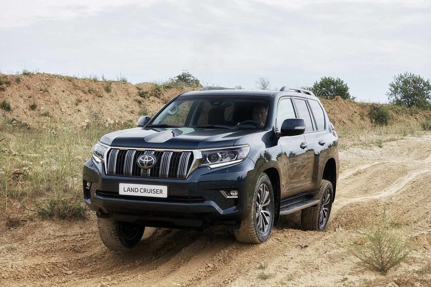 Toyota geeft de nieuwe generatie Land Cruiser prijzen. Het model komt er als drie- en vijfdeurs op geel en grijs kenteken.