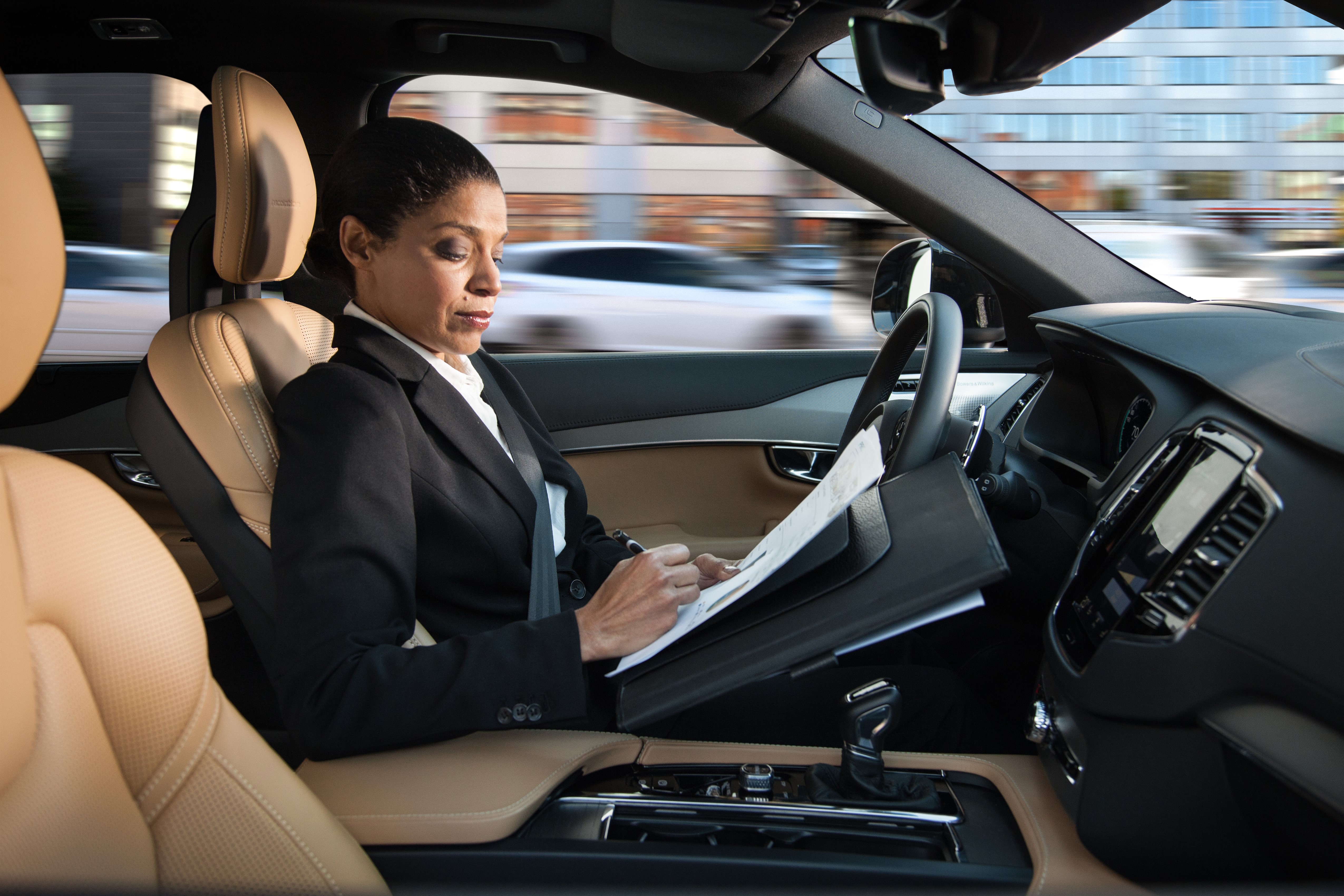 Volvo breidt het Drive Me project met zelfrijdende auto's uit in London. Onder de noemer Drive Me London gaan in 2017 zo'n 50 en in 2018 ongeveer 100 autonome auto's de weg op.