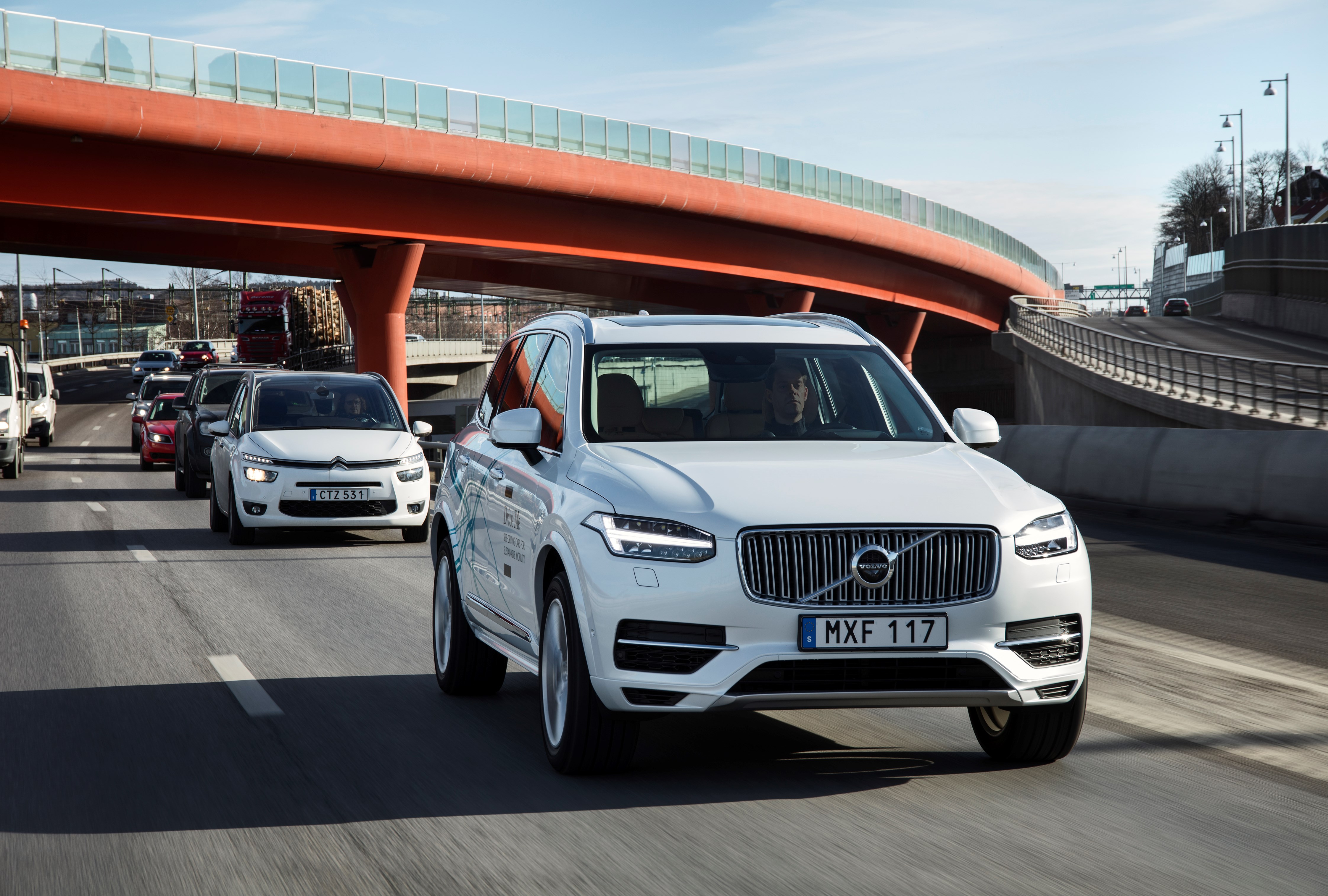 Volvo breidt het Drive Me project met zelfrijdende auto's uit in London. Onder de noemer Drive Me London gaan in 2017 zo'n 50 en in 2018 ongeveer 100 autonome auto's de weg op.