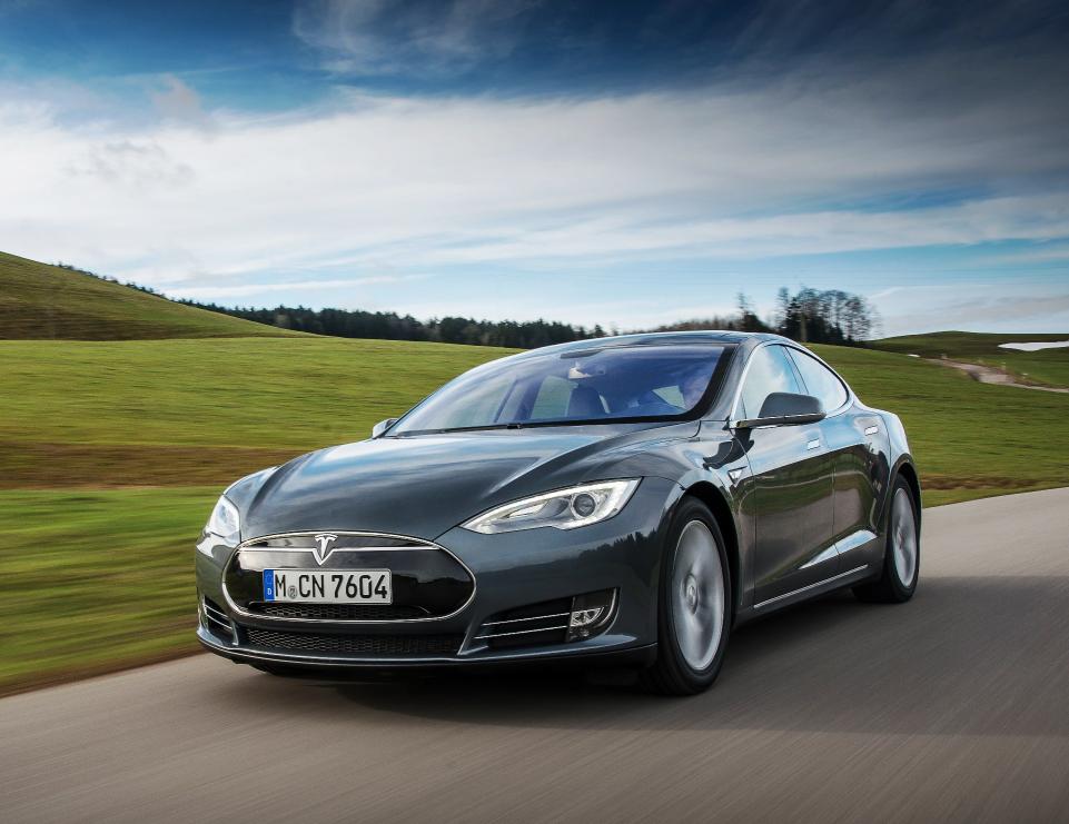 Tesla software 7.1 introduceert Summon parkeerfunctie waarmee de Model S of Model X op afstand parkeert.