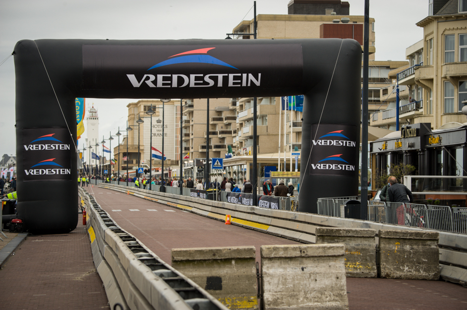 Zaterdag 7 mei rijden alle deelnemers van de Tupenrallye 2016 naar de finish in Noordwijk. De eindstreep bevindt zich traditiegetrouw bij Grand Hotel Huis ter Duin. Kom je ook naar de huldiging?