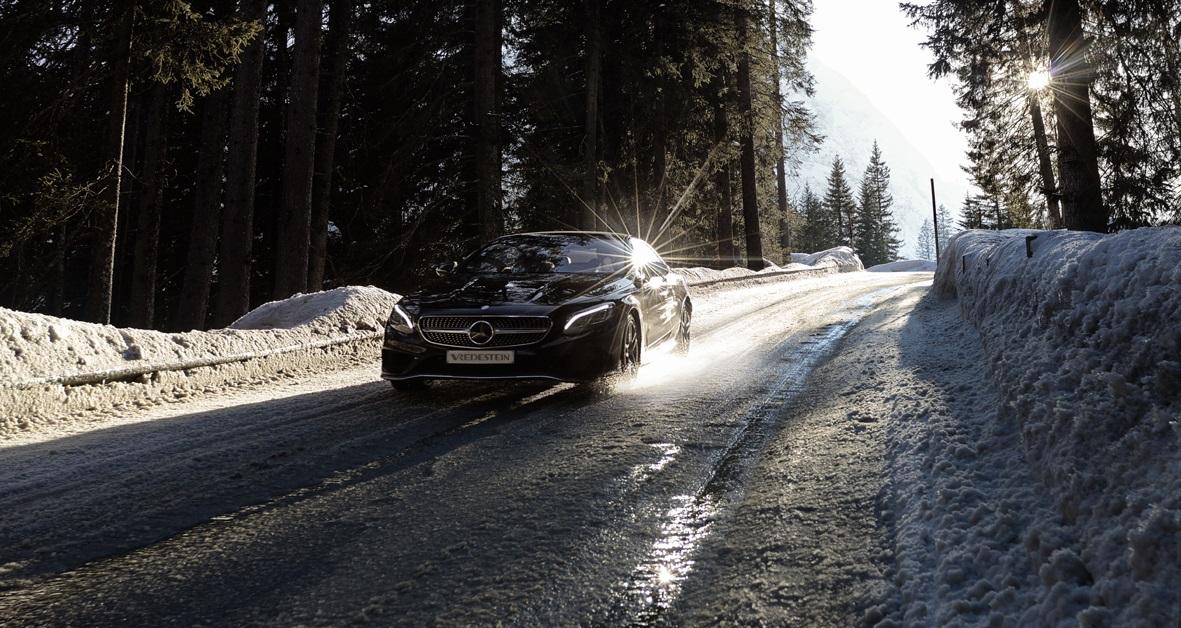 Voor het veilig rijden in wintersportgebieden zijn een aantal zaken van groot belang, maar toch worden ze nog wel eens vergeten. Hieronder zetten we eens op een rijtje waar je allemaal aan moet denken