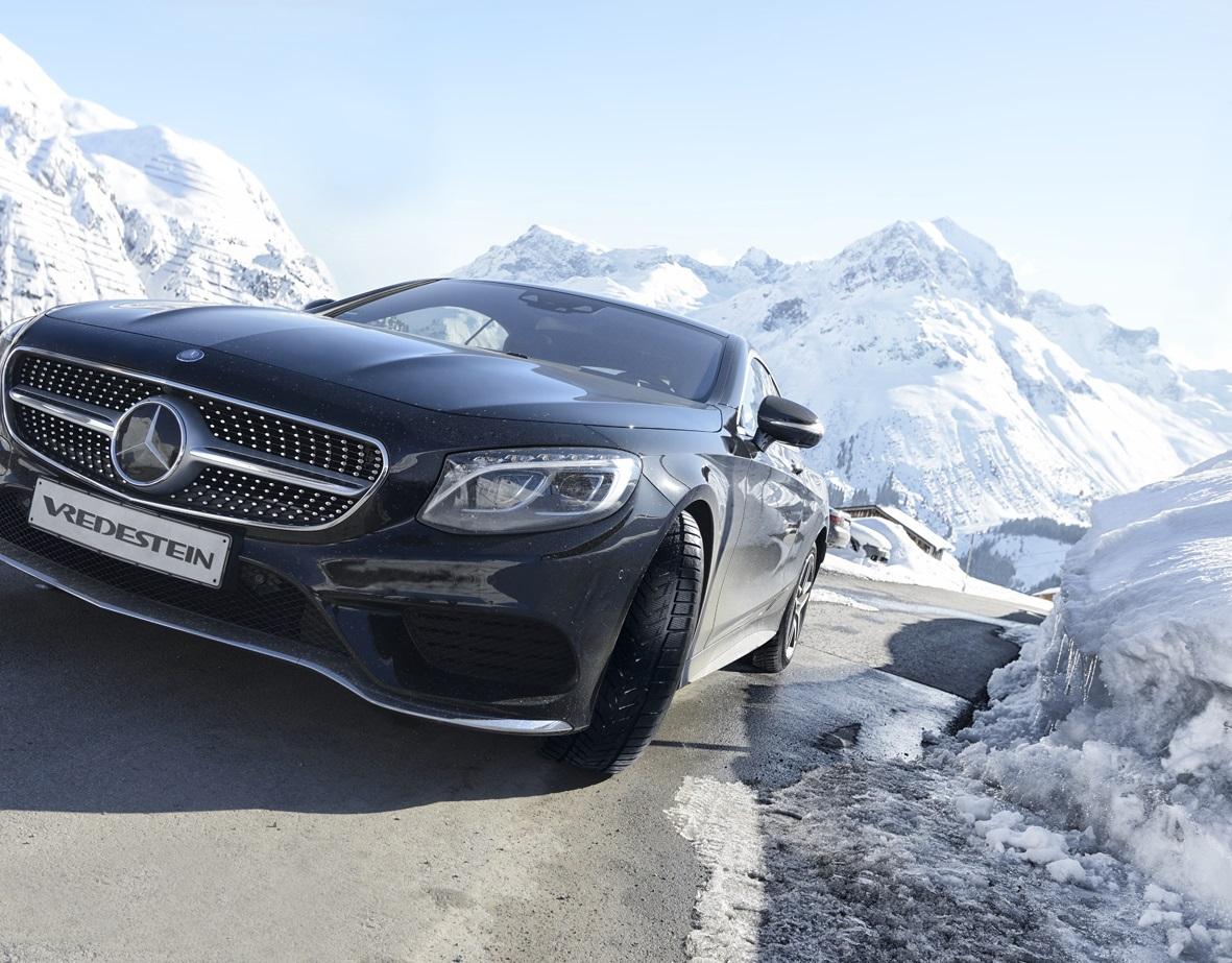 Voor het veilig rijden in wintersportgebieden zijn een aantal zaken van groot belang, maar toch worden ze nog wel eens vergeten. Hieronder zetten we eens op een rijtje waar je allemaal aan moet denken
