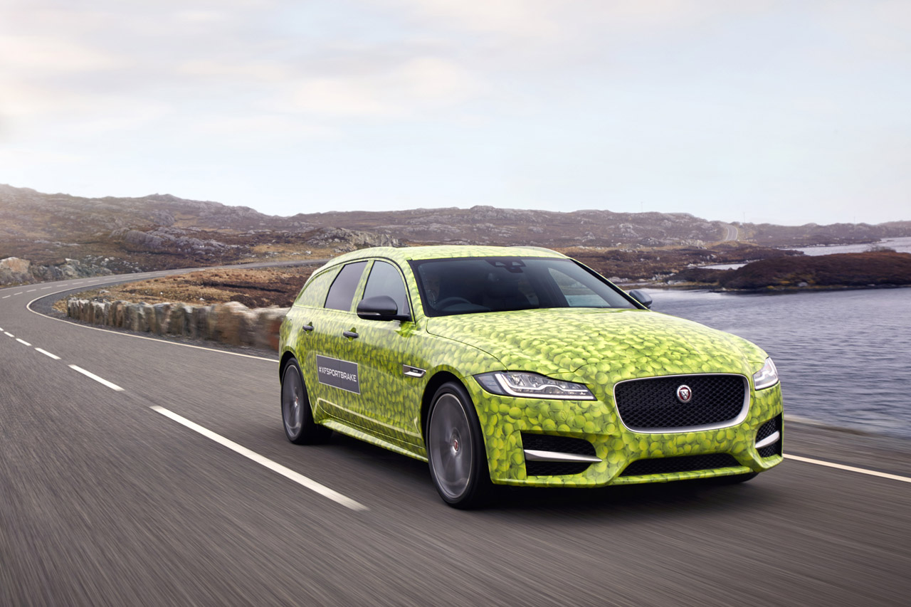 Jaguar laat de nieuwe XF Sportbrake in camouflagetrim uit naar de tennisbaan van het Schotse Bunabhainneadar.
