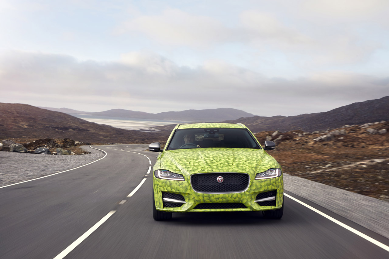Jaguar laat de nieuwe XF Sportbrake in camouflagetrim uit naar de tennisbaan van het Schotse Bunabhainneadar.