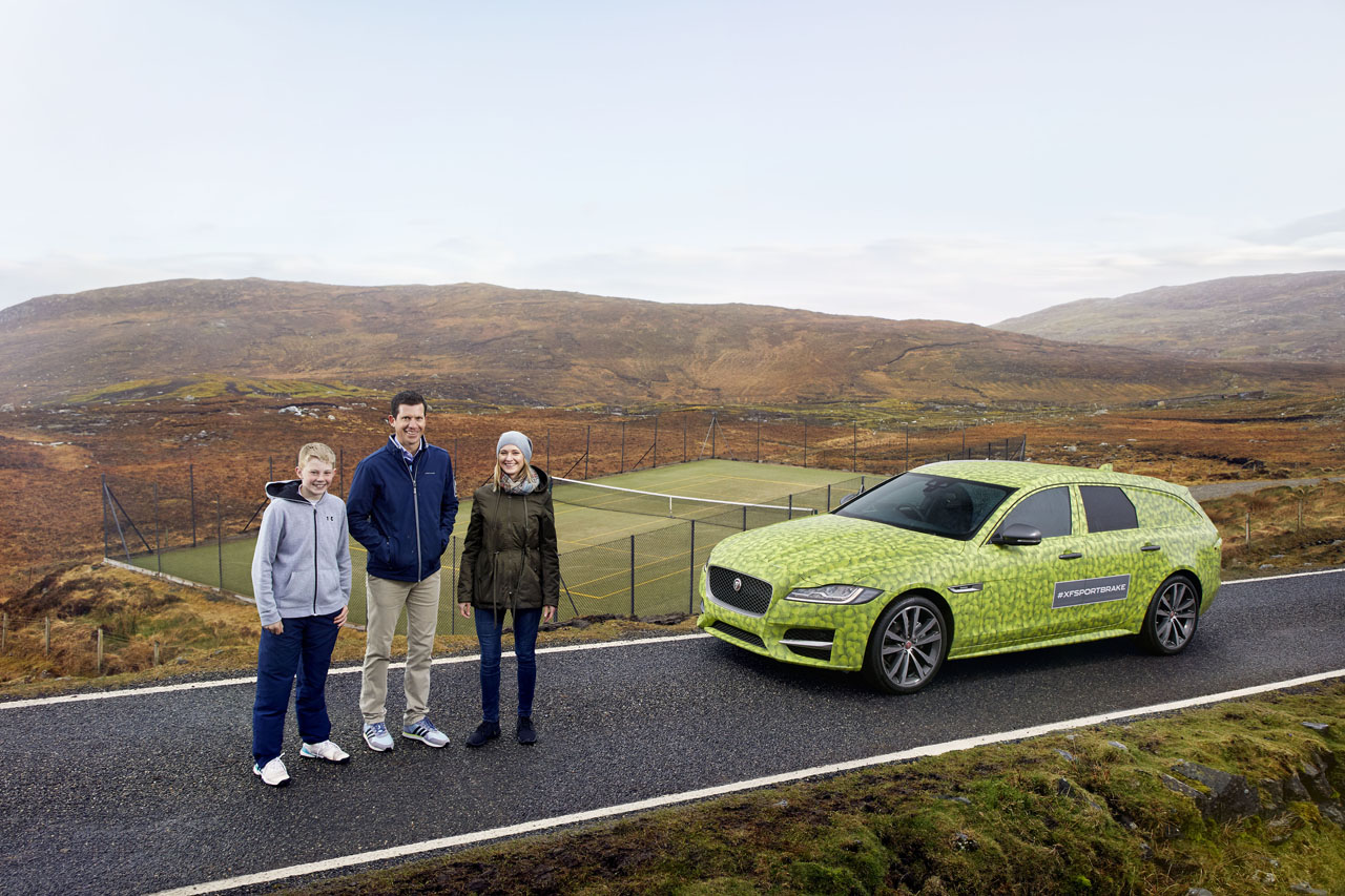 Jaguar laat de nieuwe XF Sportbrake in camouflagetrim uit naar de tennisbaan van het Schotse Bunabhainneadar.