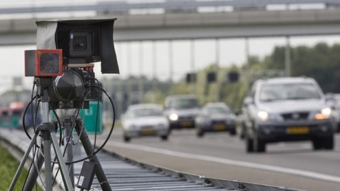 De opbrengst van de verkeersboetes in ons land worden niet ingezet om de verkeersveiligheid te vergroten, maar om de schatkist te spekken. Dat stelt de ANWB.