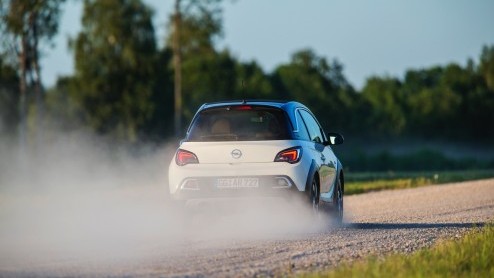 Rijtest/Autotest van Opel Adam Rocks 1.0 Turbo, voorzien van de nieuwe Opel 1.0 liter driecilinder. Een fijne krachtbron in een stoere Adam met verhoogde bodemspeling en stoffen dak.