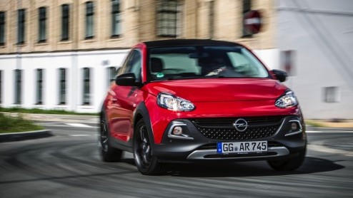 Rijtest/Autotest van Opel Adam Rocks 1.0 Turbo, voorzien van de nieuwe Opel 1.0 liter driecilinder. Een fijne krachtbron in een stoere Adam met verhoogde bodemspeling en stoffen dak.