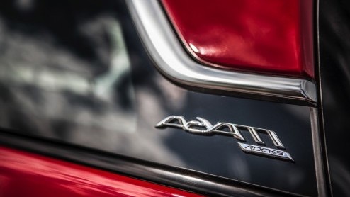 Rijtest/Autotest van Opel Adam Rocks 1.0 Turbo, voorzien van de nieuwe Opel 1.0 liter driecilinder. Een fijne krachtbron in een stoere Adam met verhoogde bodemspeling en stoffen dak.