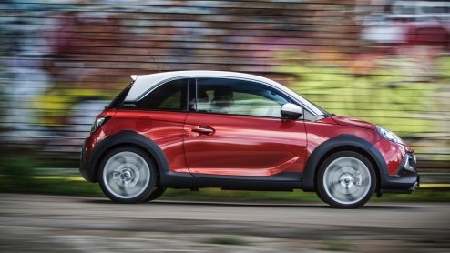 Rijtest/Autotest van Opel Adam Rocks 1.0 Turbo, voorzien van de nieuwe Opel 1.0 liter driecilinder. Een fijne krachtbron in een stoere Adam met verhoogde bodemspeling en stoffen dak.