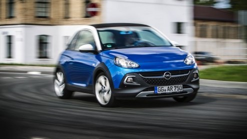 Rijtest/Autotest van Opel Adam Rocks 1.0 Turbo, voorzien van de nieuwe Opel 1.0 liter driecilinder. Een fijne krachtbron in een stoere Adam met verhoogde bodemspeling en stoffen dak.