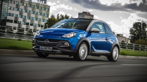 Rijtest/Autotest van Opel Adam Rocks 1.0 Turbo, voorzien van de nieuwe Opel 1.0 liter driecilinder. Een fijne krachtbron in een stoere Adam met verhoogde bodemspeling en stoffen dak.