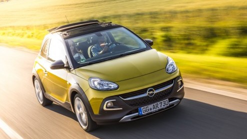 Rijtest/Autotest van Opel Adam Rocks 1.0 Turbo, voorzien van de nieuwe Opel 1.0 liter driecilinder. Een fijne krachtbron in een stoere Adam met verhoogde bodemspeling en stoffen dak.
