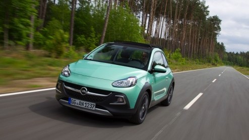 Rijtest/Autotest van Opel Adam Rocks 1.0 Turbo, voorzien van de nieuwe Opel 1.0 liter driecilinder. Een fijne krachtbron in een stoere Adam met verhoogde bodemspeling en stoffen dak.