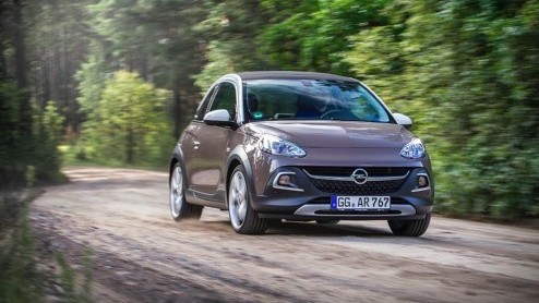 Rijtest/Autotest van Opel Adam Rocks 1.0 Turbo, voorzien van de nieuwe Opel 1.0 liter driecilinder. Een fijne krachtbron in een stoere Adam met verhoogde bodemspeling en stoffen dak.