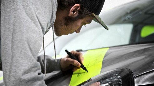 Interesse in een Opel Adam in Valentino Rossi-style? Doe een goed bod en wie weet rij je het jaar uit met deze opvallende Adam. De opbrengst doneert Opel aan het goede doel.