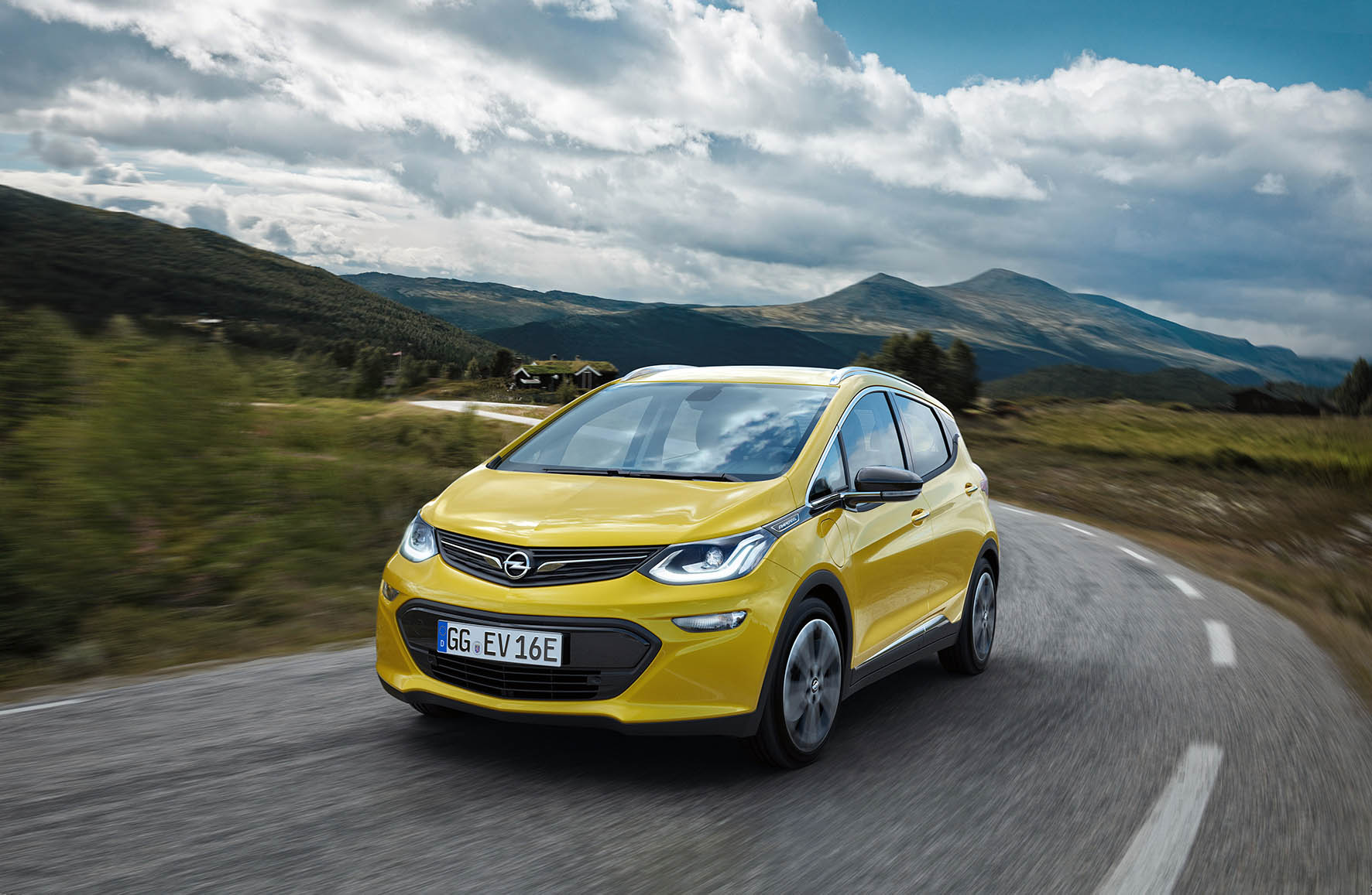 De Opel Ampera-e heeft een NEDC-actieradius van maar liefst 400 kilometer. In de praktijk zal dat zo'n 300 km zijn, nog steeds meer dan de directe concurrentie.
