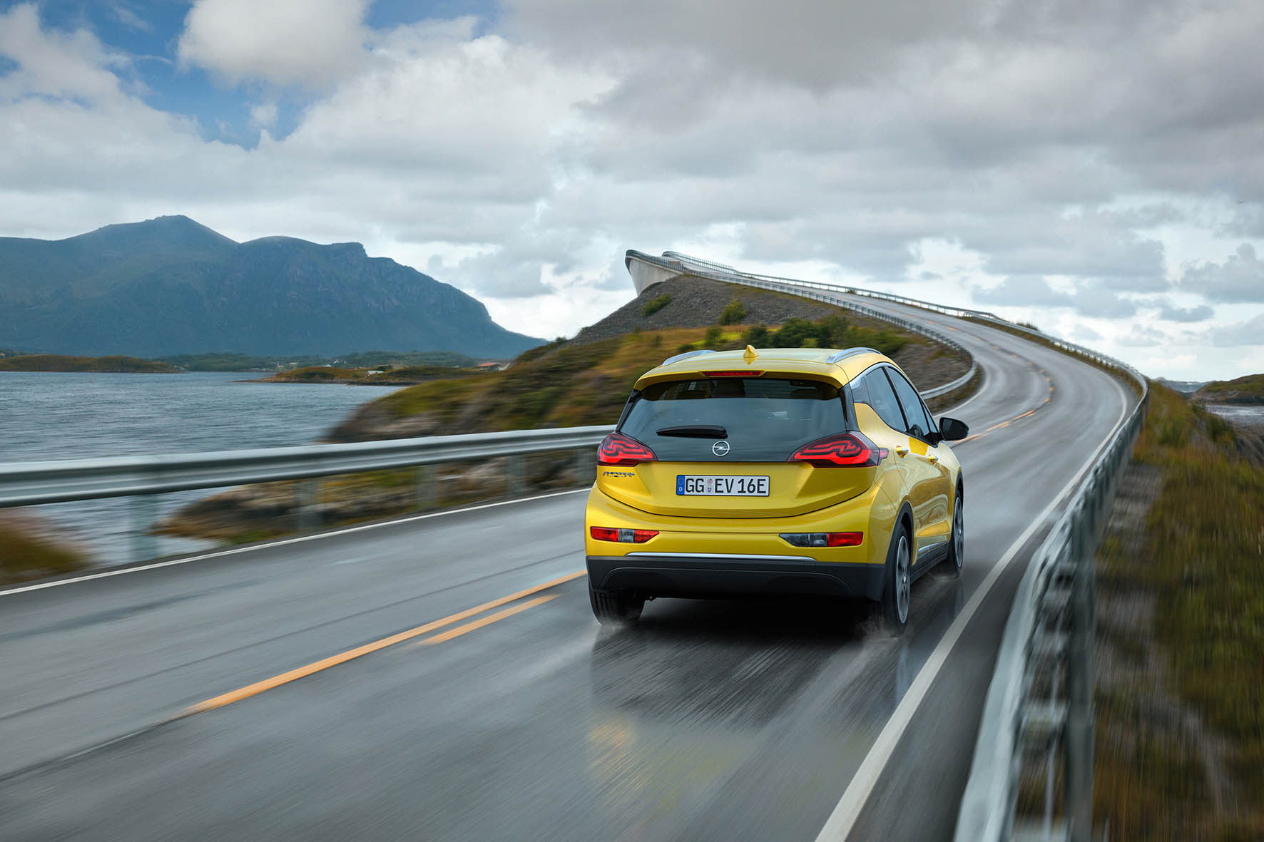 De Opel Ampera-e heeft een NEDC-actieradius van maar liefst 400 kilometer. In de praktijk zal dat zo'n 300 km zijn, nog steeds meer dan de directe concurrentie.