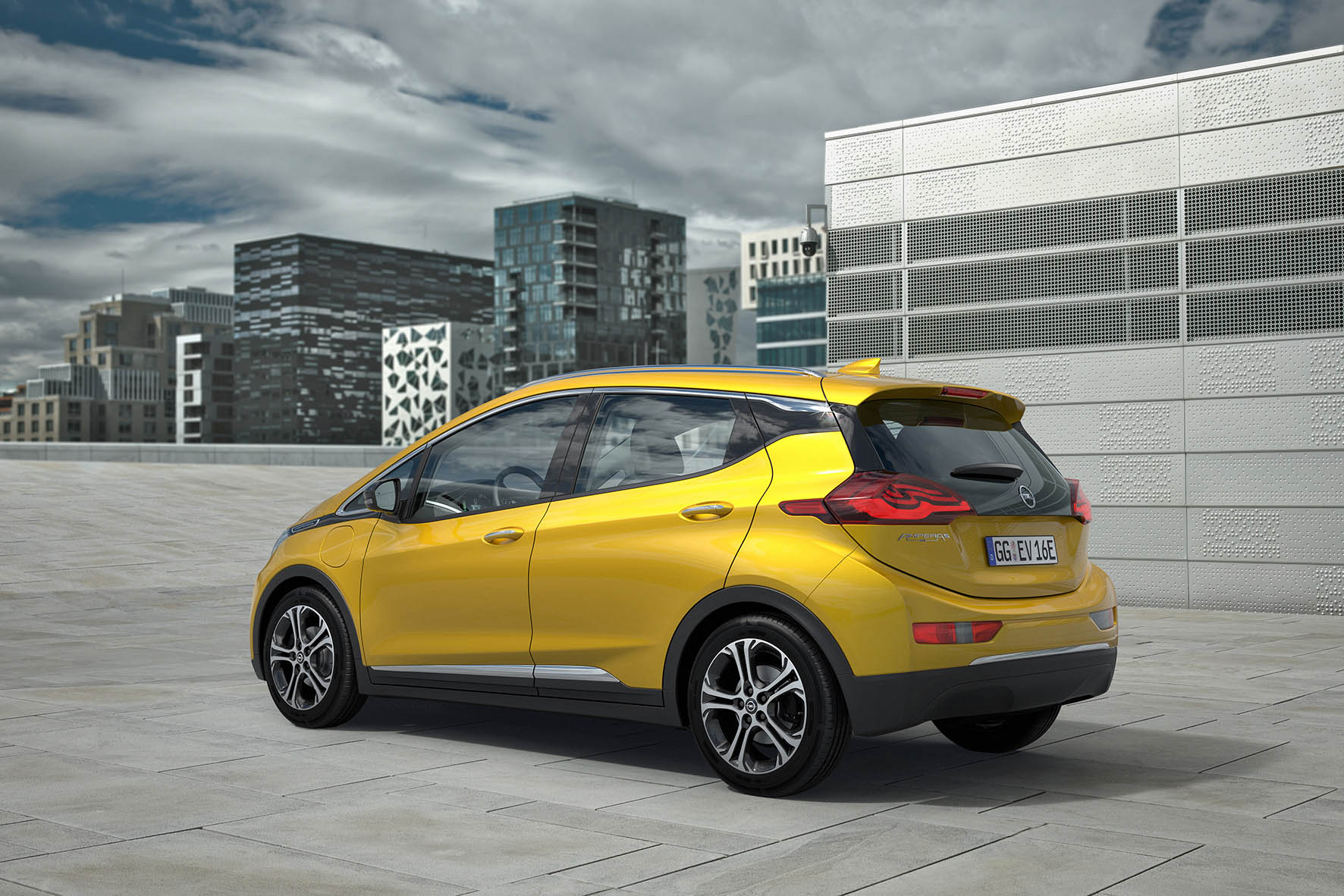 De Opel Ampera-e heeft een NEDC-actieradius van maar liefst 400 kilometer. In de praktijk zal dat zo'n 300 km zijn, nog steeds meer dan de directe concurrentie.